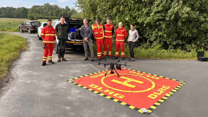 Gruppenbild von DLRG, Jägerschaft aus Wittmund und Torben Templin