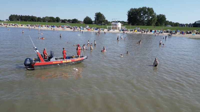 Motorretungsboot Karl-August Tapken vor dem Badestrand Dangast