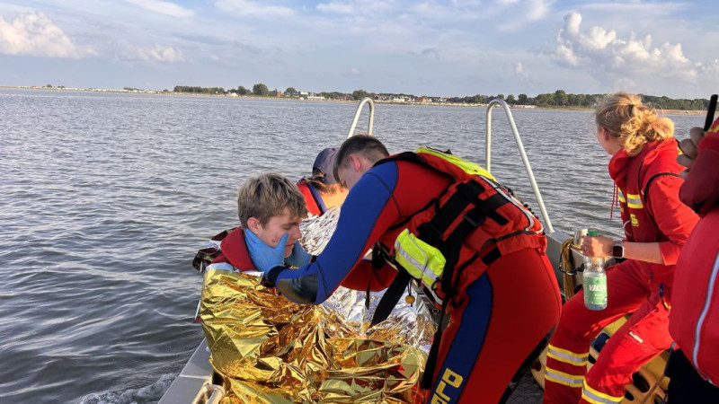 Patientenversorgung an Bord des Motorrettungsbootes